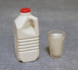 Milch-Karton mit Glas Milk Carton and Glass